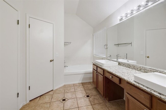 Building Photo - 16610 Pocono Dr