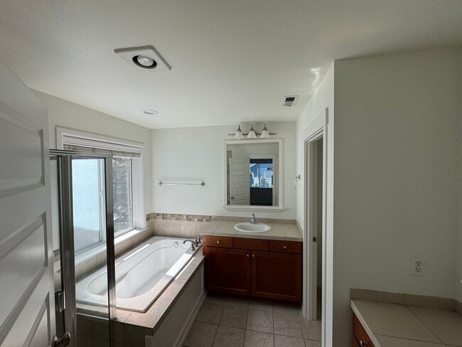 Building Photo - Gorgeous 3 bedroom 3 bathroom home in Mill Creek AVAILABLE NOW