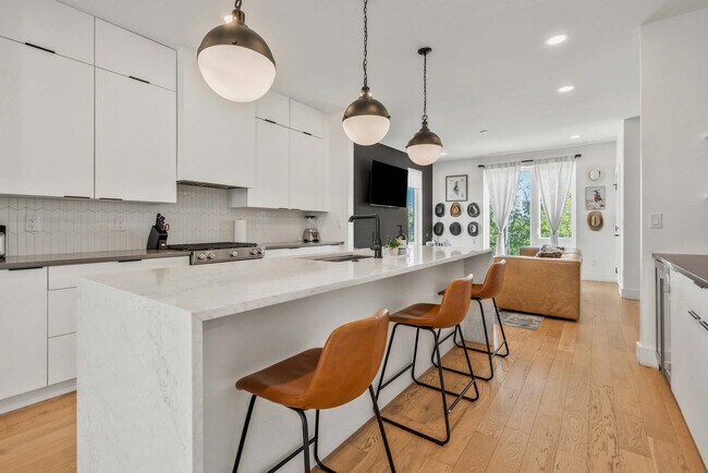 Building Photo - 1007 12th Ave N