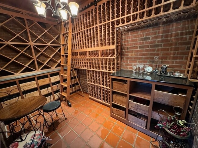 Building Photo - Tri-level townhome in highly desirable Dia...
