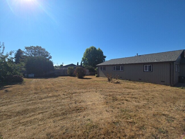 Building Photo - 3BD/2BA newly remodeled Kenwood Dr. Fortun...
