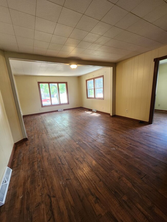 Building Photo - 4 bedroom 1 bath on corner lot