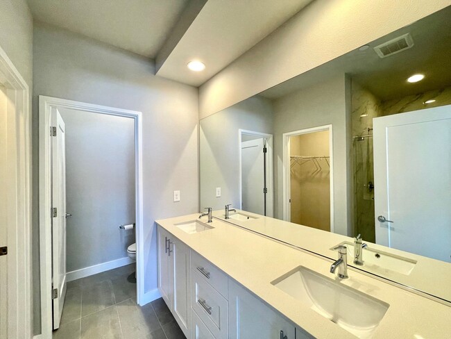 Building Photo - Great Townhome for rent