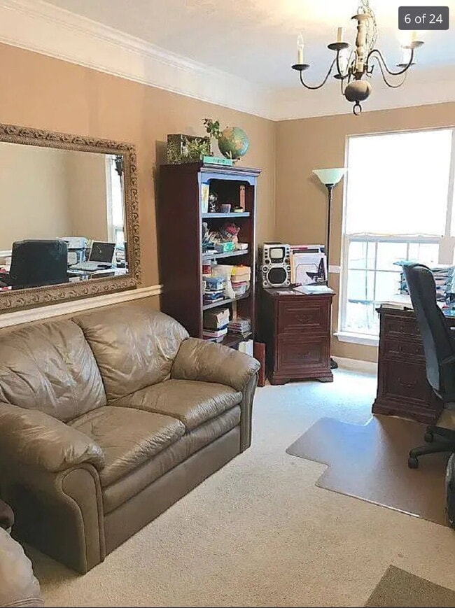 Building Photo - 4 bed/3bth with over 2000 sq ft. In beauti...