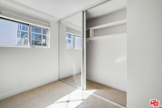 Building Photo - 7548 Hampton Ave