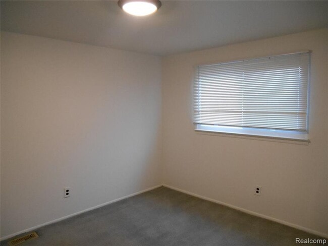 Building Photo - 1440 W Elmwood Ave