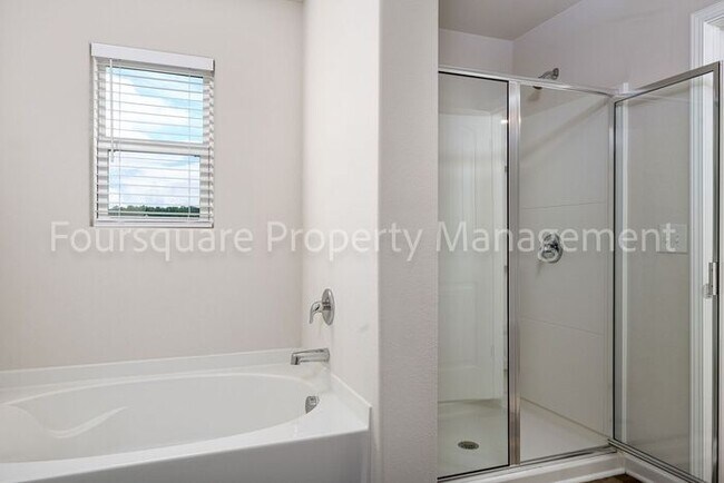 Building Photo - Spacious 3-Bed Home with Loft, Modern Kitc...