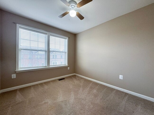 Building Photo - Beautiful And Spacious 3 Bed 3.5 Bath Interior Brick Townhome With Balcony In Hastings Marketplace