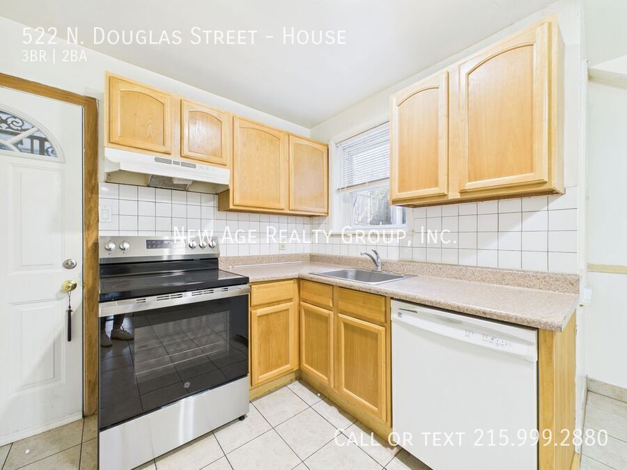 Building Photo - 522 N Douglas St