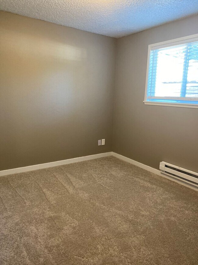 Building Photo - 3 bedroom, 1.5 bath Rambler Located at the...