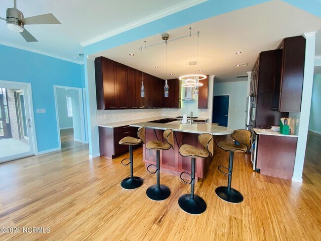 Building Photo - 906 Diamond Ct