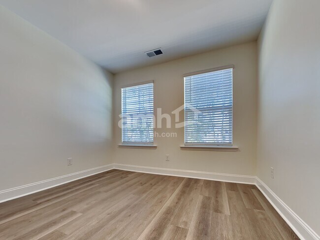 Building Photo - 1954 Weeping Cypress Dr