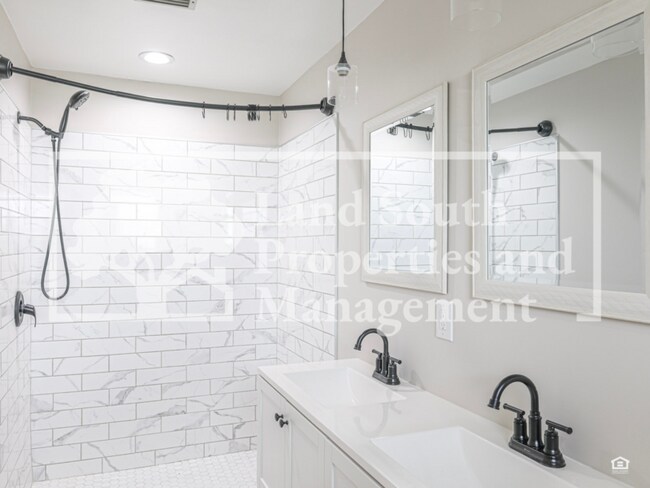 Building Photo - 2190 Belaire Dr