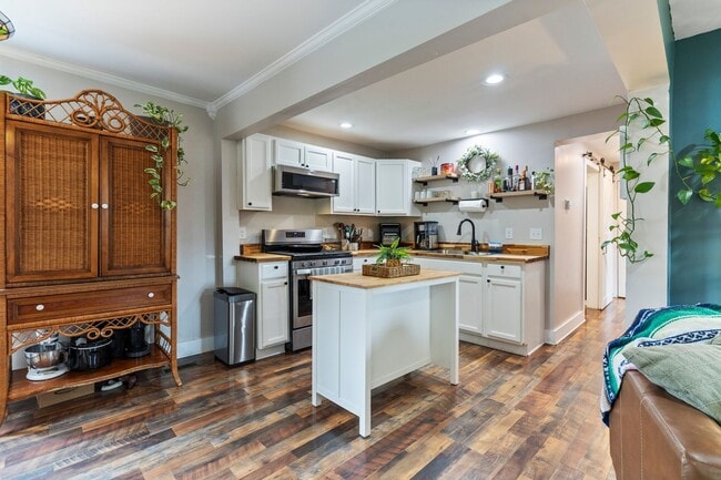 Building Photo - Updated Bungalow Close to Downtown