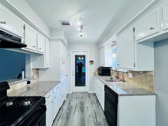 Building Photo - 3934 Thistlewood Dr