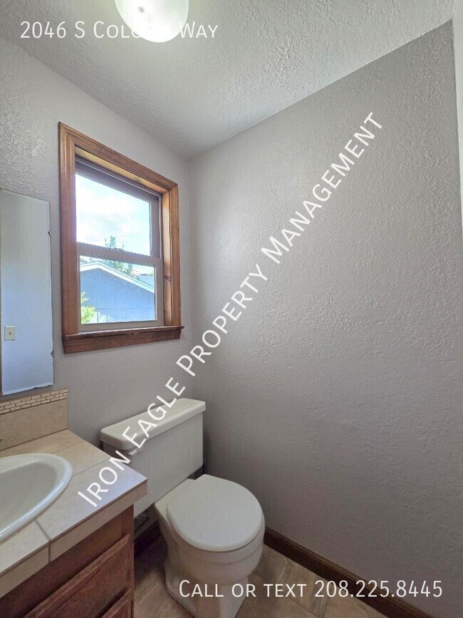 Building Photo - 2046 S Coloma Wy