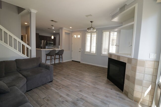 Building Photo - Townhome for Lease  in Valencia!