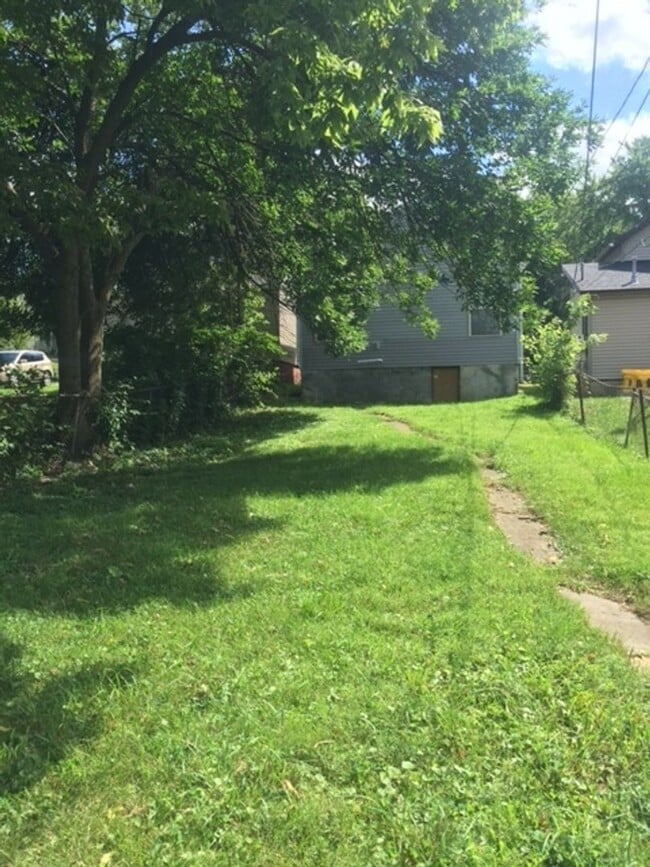 Building Photo - **Price Reduced**  Recently Remodeled and ...