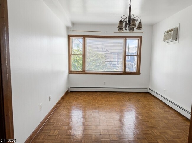 Building Photo - 521 Pennington St