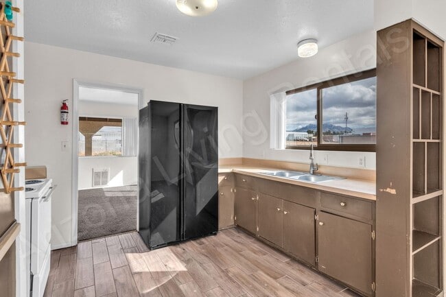 Building Photo - PET FRIENDLY CENTRALLY LOCATED ON ONE ACRE