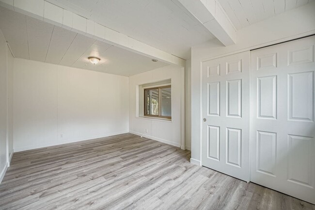 Building Photo - Bright & Charming  Home in White Center!