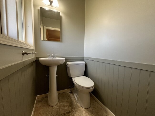 Building Photo - Classic Comfort: 3-Bed, 1.5-Bath Home with Covered Patio & Deck