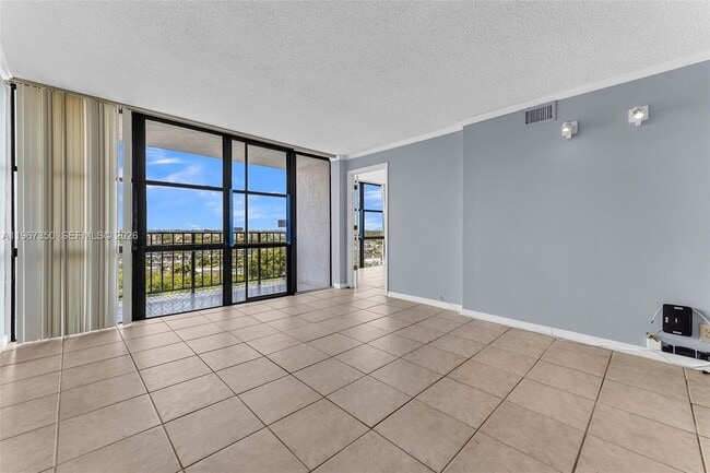 Building Photo - 800 Parkview Dr