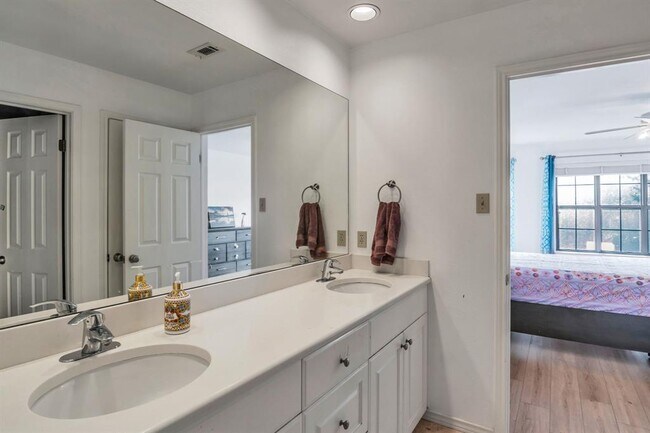 Building Photo - 10903 Chateau Hill