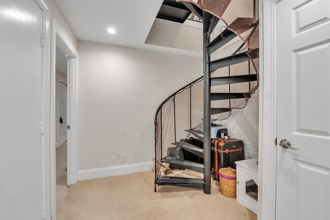 Building Photo - 103 Beacon St