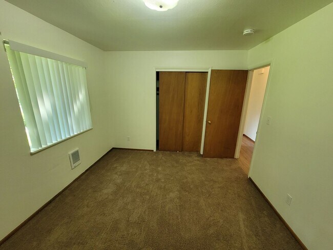 Building Photo - Lovely 2 Bed + 1 Bath in Forest Grove!! Near Pacific University!