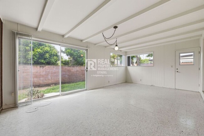 Building Photo - 726 primrose-