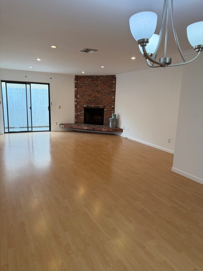 Building Photo - 557 E Tujunga Ave