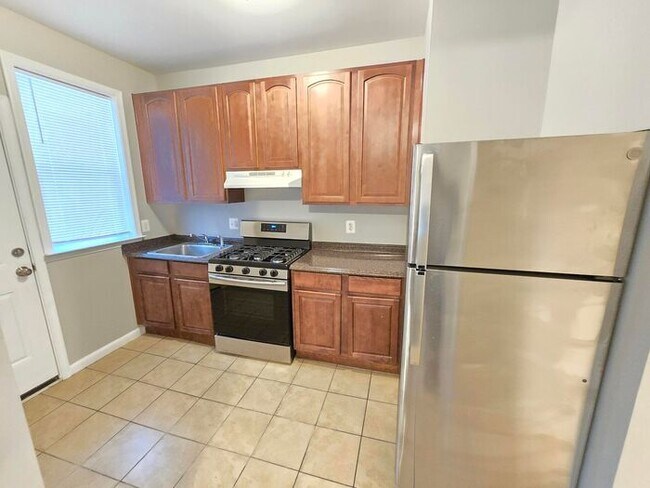 Building Photo - 4 Bedroom Home