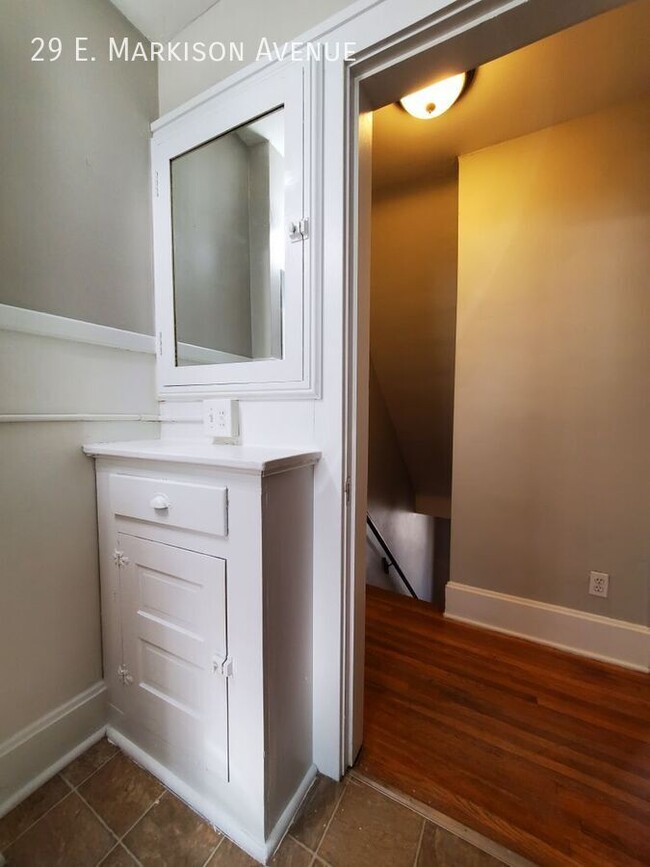 Building Photo - Spacious Townhome with Original Features A...