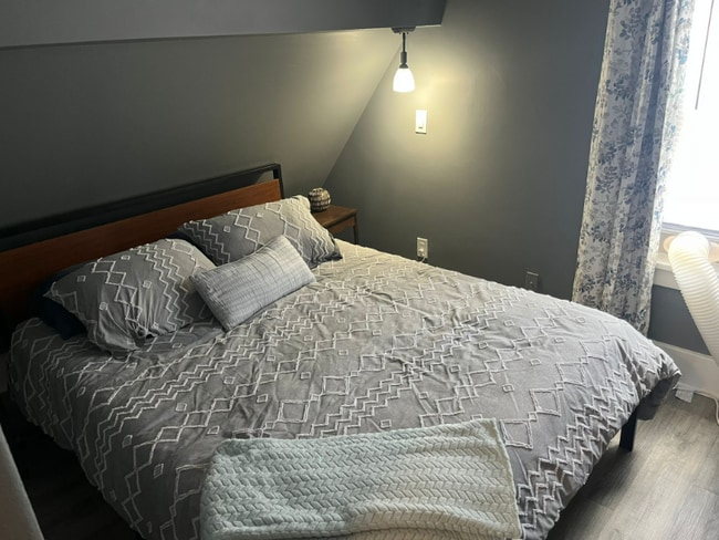 Building Photo - 207 New York St