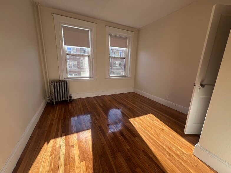 Building Photo - 208 Kelton St