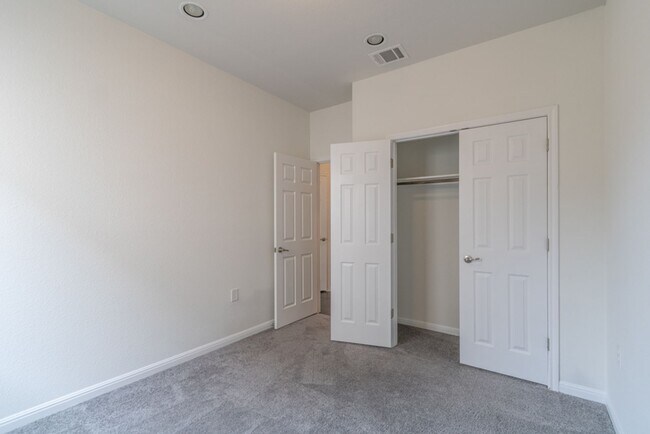 Building Photo - 909 Durness Dr