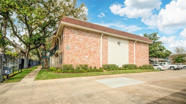 Building Photo - 845 Augusta Dr