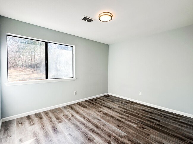 Building Photo - Renovated townhome in Great Alpharetta location