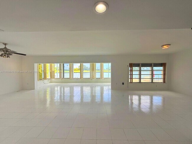 Building Photo - 9200 W Bay Harbor Dr