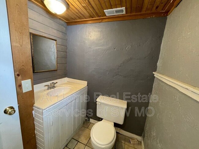 Building Photo - 522 W McHenry Ave