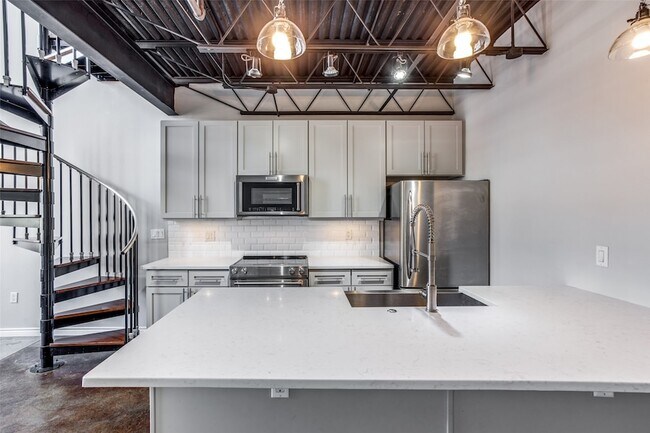 Building Photo - 3110 Thomas Ave