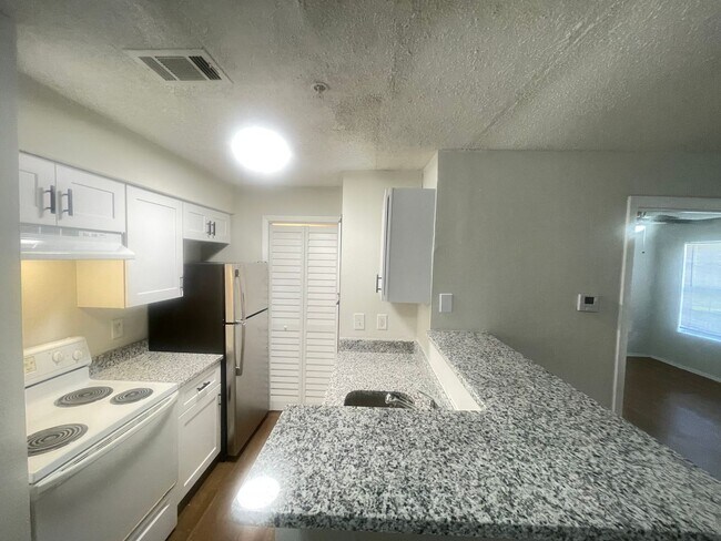 Building Photo - 1 Bed / 1 Bath Condo in Gated Comm. In Altamonte Springs, Available Now!!
