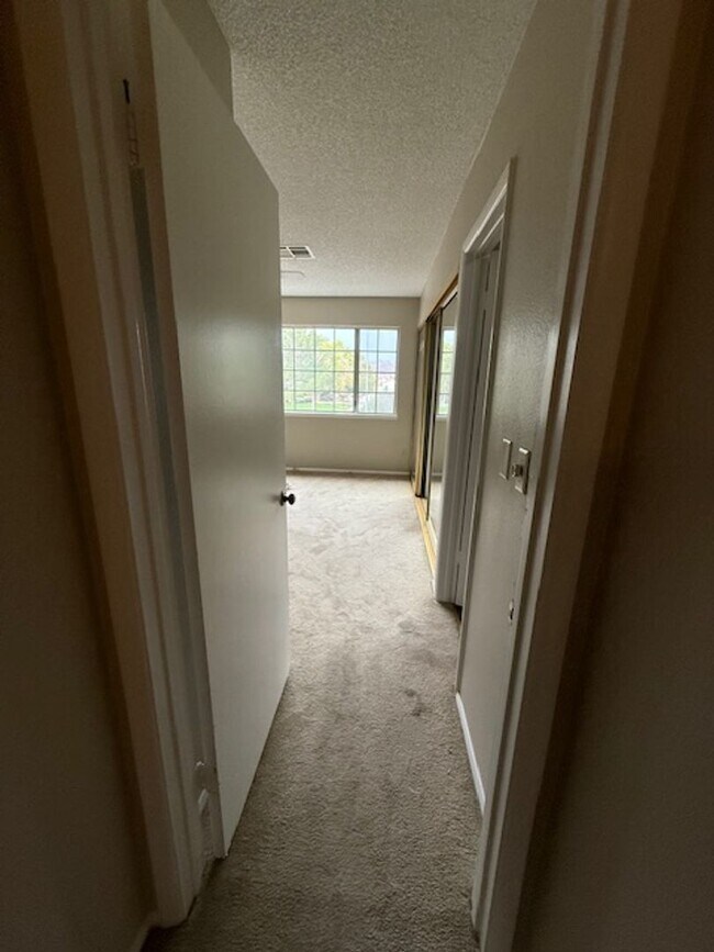 Building Photo - A Fabulous 4 Bedroom Home in Highland Hills
