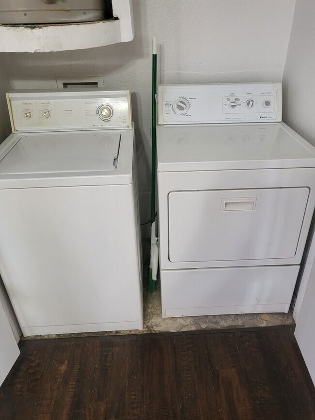 Building Photo - 221 Kerby St