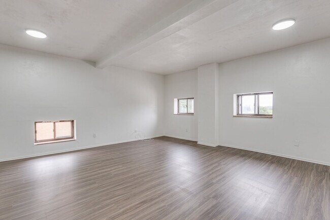 Building Photo - 600 E Warrington Ave