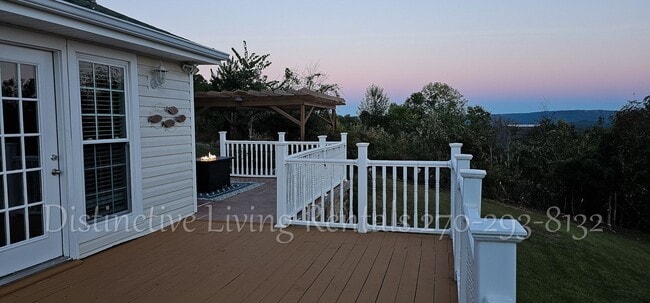 Building Photo - Cozy home with a stunning view!