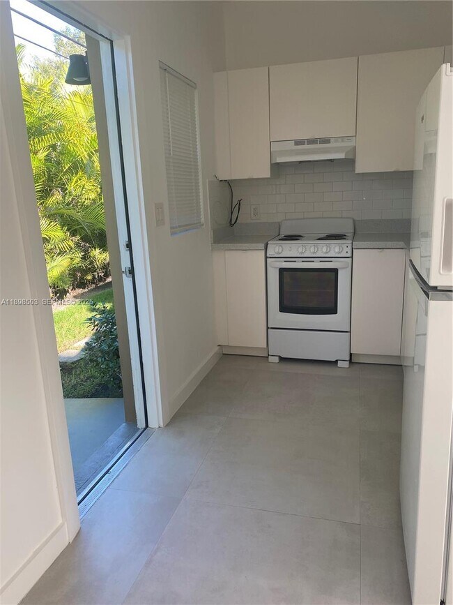 Building Photo - 2011 NE 167th St