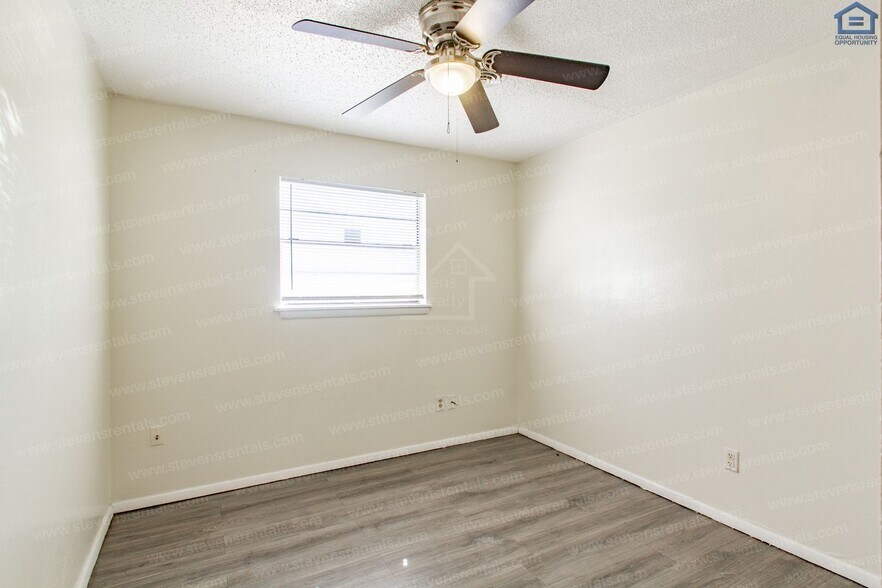 Building Photo - 717 SW Ranch Oak Blvd