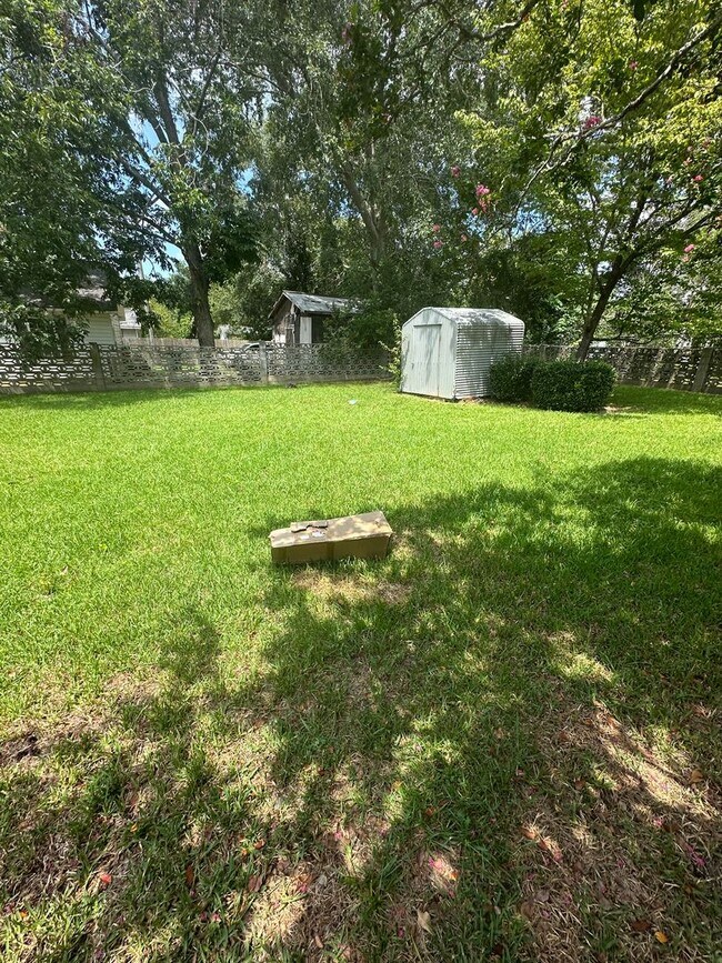 Building Photo - 4 Bed 2 Bath Brick House